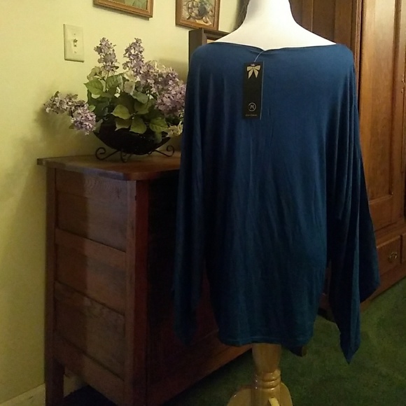 PLUS Women's top - Picture 3 of 5